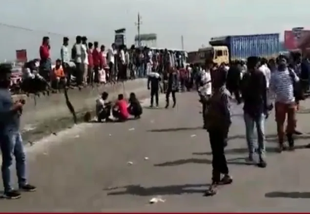 এলোপাতাড়ি গাড়ি রেখে রাস্তা বন্ধ করেছে শ্রমিকরা