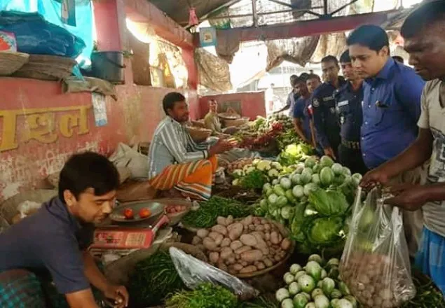 গুজব ঠেকাতে বিরামপুরে ভ্রাম্যমান অভিযান