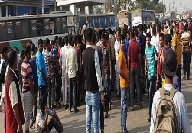 সোনারগাঁয়ে শ্রমিক ধর্মঘট: ভোগান্তিতে যাত্রীরা