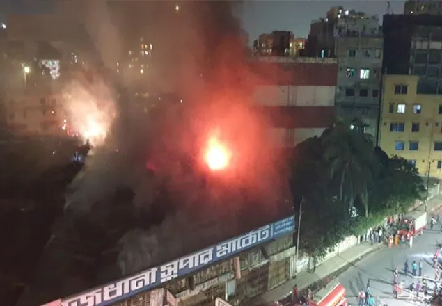  রাজধানী সুপার মার্কেটের আগুনে আহত ৪০