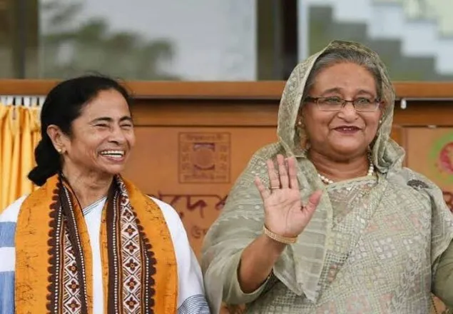 ইডেনে ঘণ্টা বাজিয়ে দিবারাত্রী টেস্ট উদ্বোধন করলেন হাসিনা-মমতা
