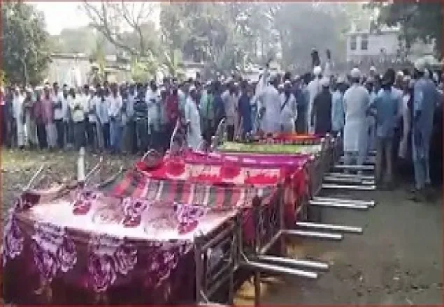 মুন্সীগঞ্জে মাইক্রোবাস-বাস সংঘর্ষে নিহত ৮ জনের দাফন সম্পন্ন
