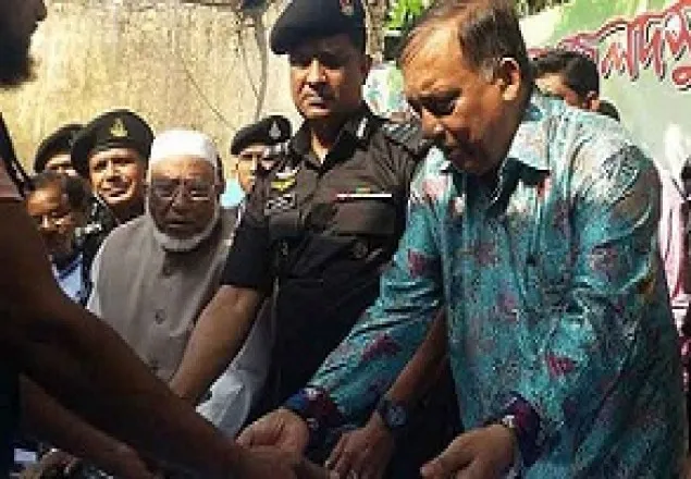 কক্সবাজারে স্বরাষ্ট্রমন্ত্রীর কাছে জলদস্যুর আত্মসমর্পণ