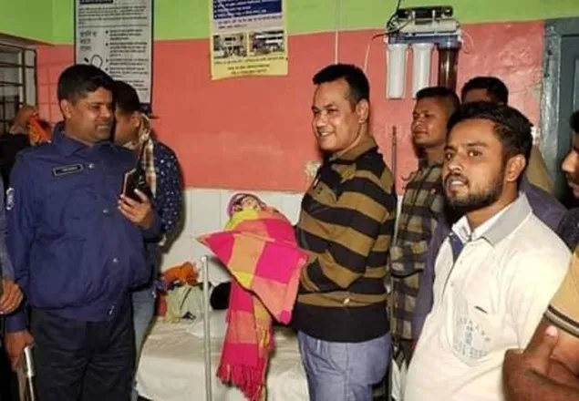 ফুটফুটে নবজাতককে উদ্ধার করে হাসপাতালে নিলেন ওসি