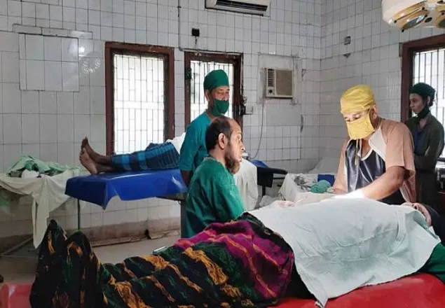 অস্ত্রোপচারে চিকিৎসকের সহযোগী ঝাড়ুদার