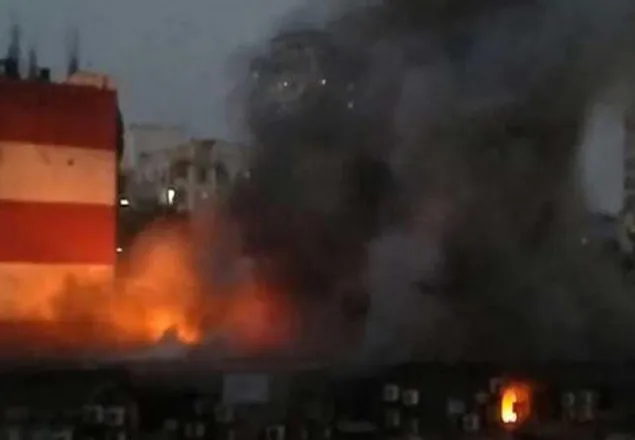খুলনায় মার্কেটে আগুনে ৩৫ দোকান পুড়ে ছাই