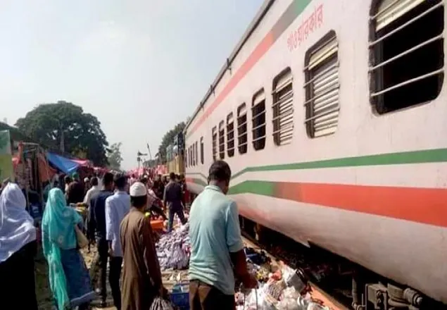ট্রেন চালকের দক্ষতায় বাঁচলো শত প্রাণ