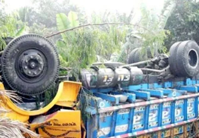 বোয়ালমারীতে ট্রাক উল্টে ১ শ্রমিক নিহত, আহত ৪