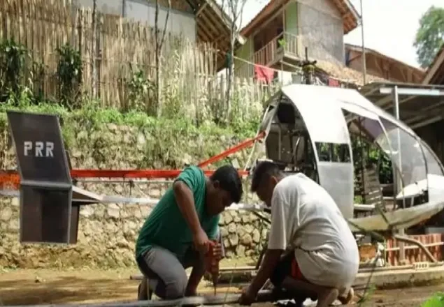 ভিডিও দেখে হেলিকপ্টার বানাচ্ছেন তিনি