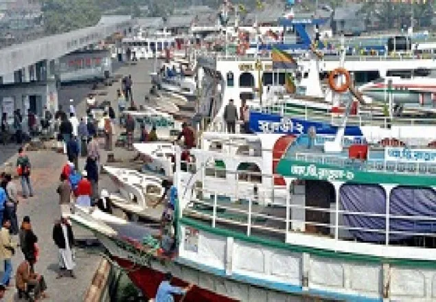 নৌযান শ্রমিকদের লাগাতার ধর্মঘট চলছে