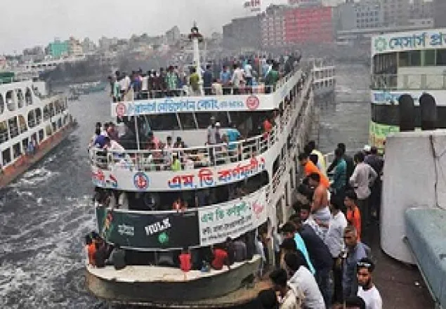 সদরঘাট থেকে স্বল্প দূরত্বের লঞ্চ ছাড়ছে 