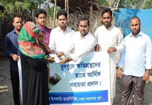 ঘূর্ণিঝড় বুলবুল: ক্ষতিগ্রস্তদের অর্থ সহায়তা দিয়েছে শিবির