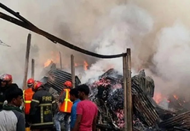 মিরপুরে তুলার গোডাউনে আগুন, নিয়ন্ত্রণে ৬ ইউনি