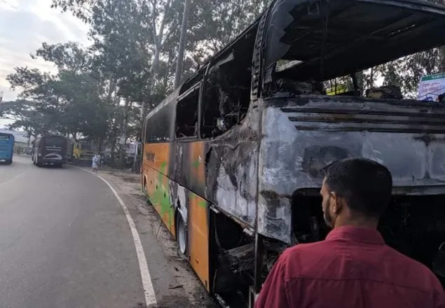 চট্টগ্রামে এসি বাসে অগ্নিকাণ্ড