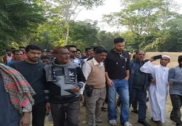 মধুমতি নদী ভাঙন কবলিত এলাকা পরিদর্শনে মাশরাফি