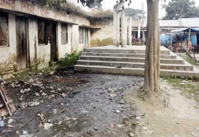 মুত্রাগার হিসেবে ব্যবহৃত হচ্ছে সুন্দরগঞ্জ শহীদ মিনার!