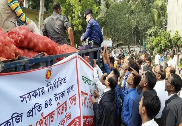 টিসিবির পেঁয়াজ কিনতে জেলায় জেলায় উপচে পড়া ভিড়