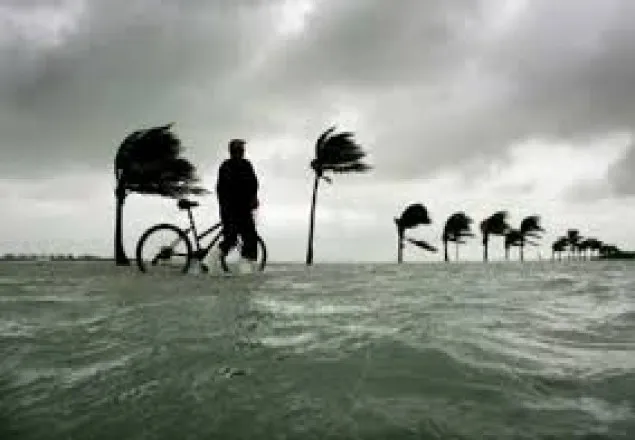 জলবায়ু সংকট :  ১০ বছরে বাস্তুচ্যুত ২ কোটি মানুষ