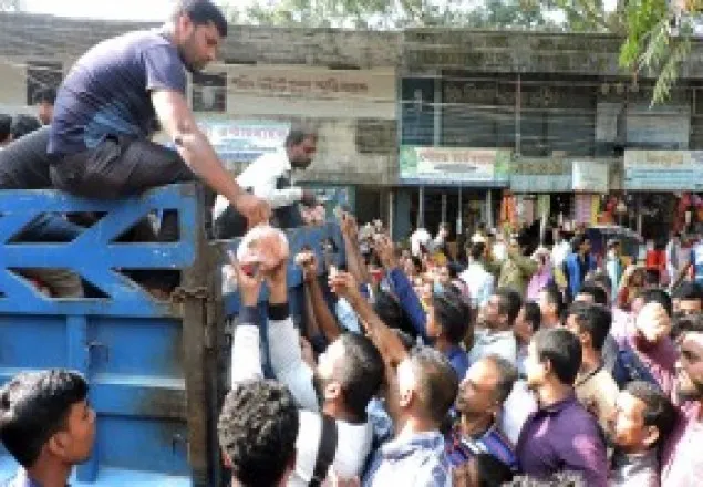 মাগুরায় টিসিবি'র পেঁয়াজ বিক্রি; জনতার উপচে পড়া ভীড়