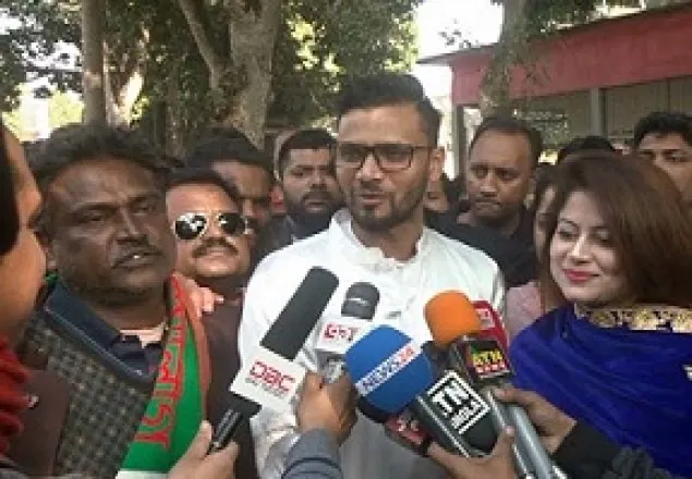 আমাকে নিয়ে পলিটিকস করবেন না: নেতাকর্মীদের মাশরাফি