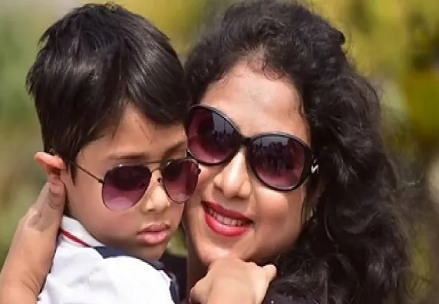 আইজানকে নিয়ে দেশে ফিরলেন শাবনূর