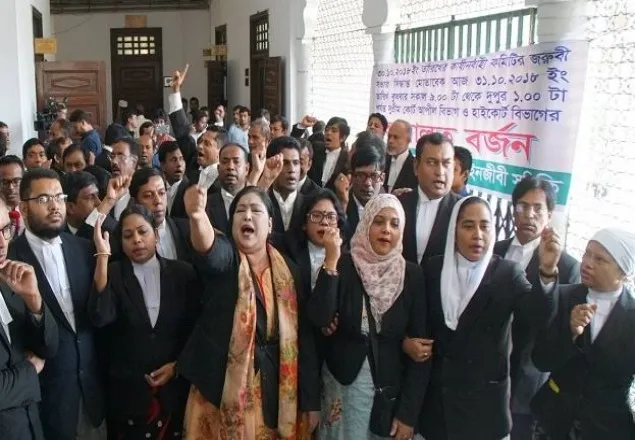 এজলাসে বিএনপিপন্থী আইনজীবীদের অবস্থান, বিচার কার্যক্রম বন্ধ 