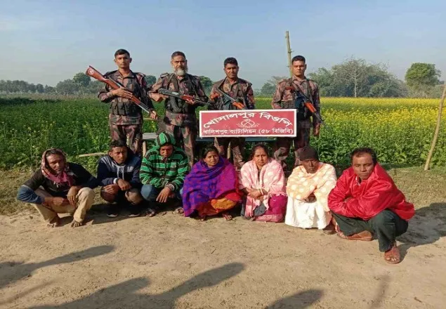 মহেশপুর সীমান্তে অনুপ্রবেশকালে আটক ৭