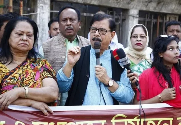প্লেনের সেই পেঁয়াজ কই, প্রশ্ন মান্নার