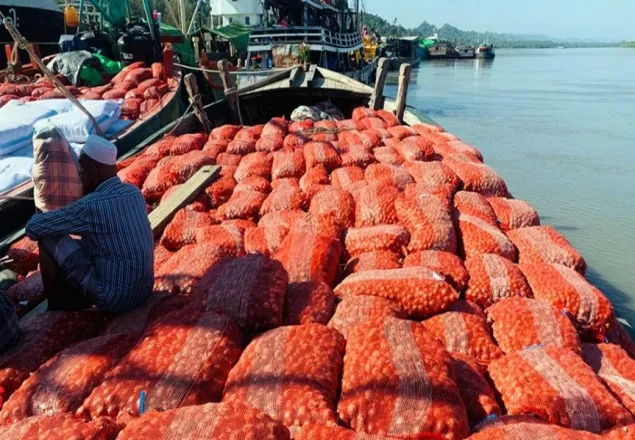 মিয়ানমার থেকে আসছে পেঁয়াজ, তবে কমেনি দাম