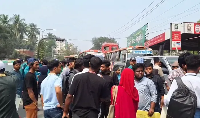 ধর্ষকের শাস্তির দাবিতে আসাদগেট অবরোধ শিক্ষার্থীদের