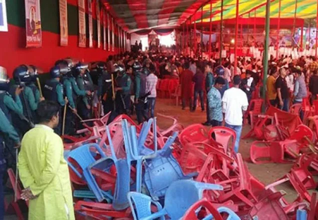 চট্টগ্রাম উত্তর জেলা আওয়ামী লীগের সম্মেলনে চেয়ার ছোড়াছুড়ি