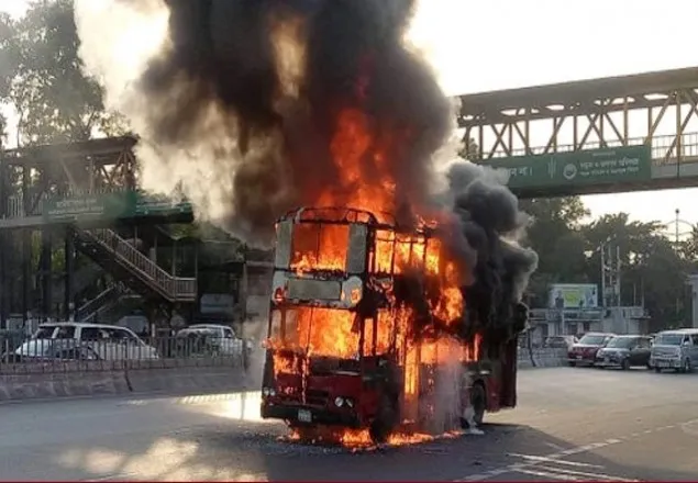 হঠাৎ কারওয়ান বাজার ও কুর্মিটোলায় বাসে আগুন