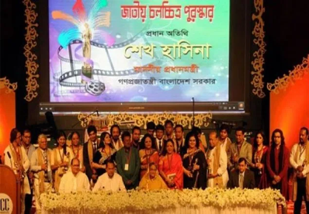 জাতীয় চলচ্চিত্র পুরস্কার দিচ্ছেন প্রধানমন্ত্রী