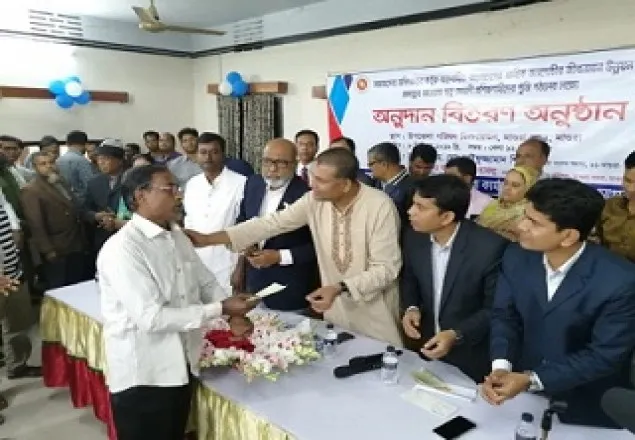 মাগুরায় প্রান্তিক জনগোষ্ঠীকে আর্থিক অনুদানের চেক বিতরণ