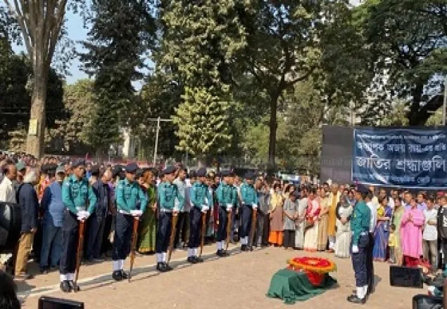 শহীদ মিনারে অজয় রায়ের প্রতি ফুলের শ্রদ্ধা