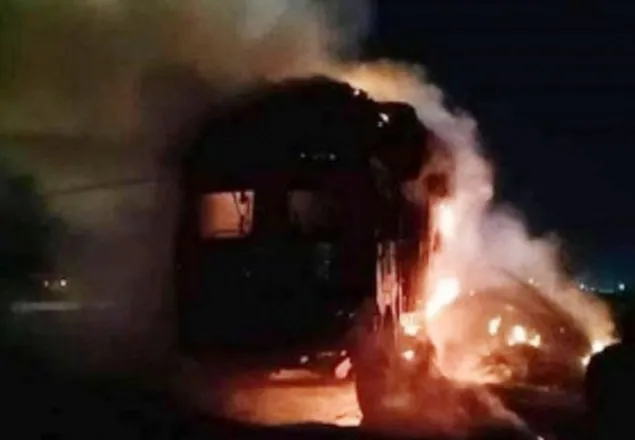 আশুলিয়ায় চলন্ত ট্রাকে বিদ্যুতের তারের সংস্পর্শে আগুন