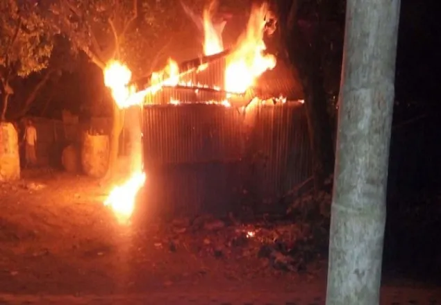 ফতুল্লায় আগুনে অর্ধশত ঘর ভস্মীভূত, আহত ১০