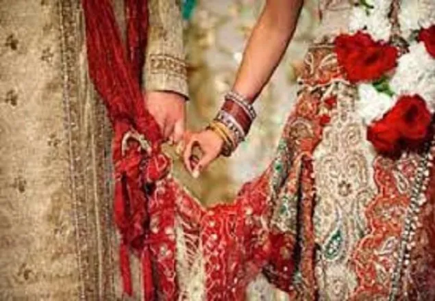 বাবার কফিন রেখে বিয়ের আসরে ছেলে