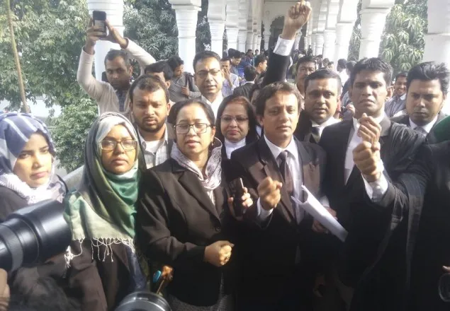 সুপ্রিম কোর্টে বিএনপিপন্থী আইনজীবীদের বিক্ষোভ