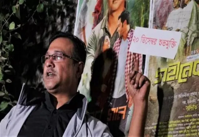 মধ্যরাতে গহীনের পোস্টার হাতে আসিফ!