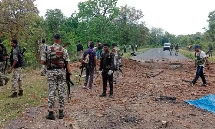 ভারতে বোমা হামলায় ১০ পুলিশসহ নিহত ১১