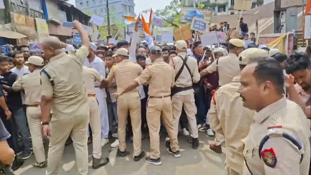 ওয়াকফ সংশোধনী আইনকে কেন্দ্র করে উত্তপ্ত আসাম, পুলিশ- বিক্ষোভকারীর সংঘর্ষ