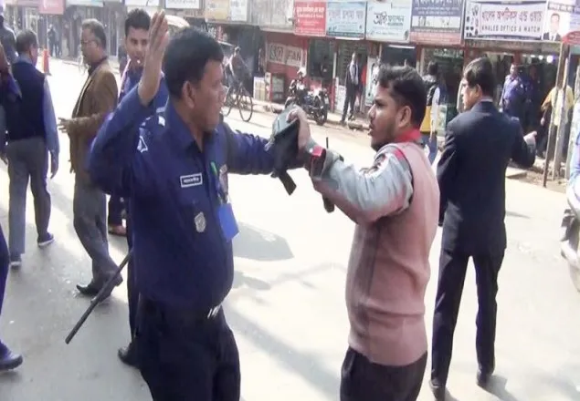 বিএনপি কর্মী ভেবে গোয়েন্দা পুলিশ পেটালেন ওসি