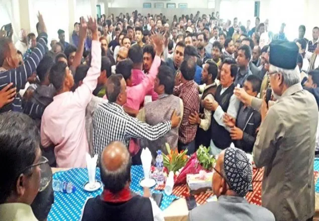 সভার হট্টগোলে পড়ে পা ভাঙলো নেতার