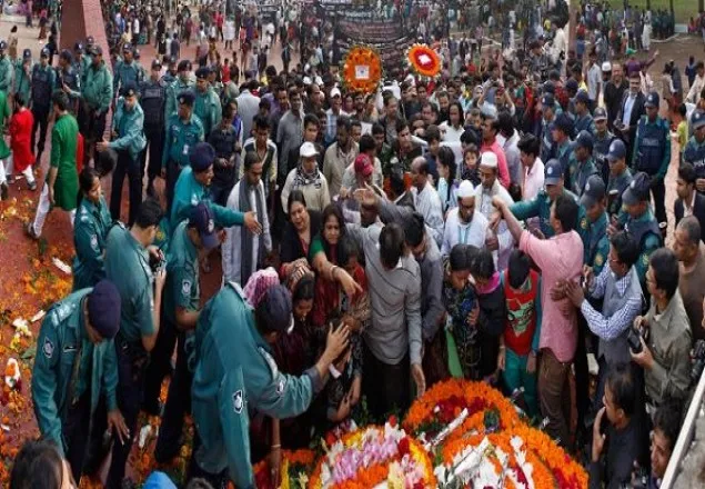 মিরপুর শহীদ বুদ্ধিজীবী সৌধে জনতার উপচে পড়া ভিড়