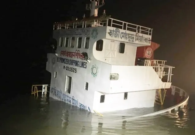 বরিশালে লঞ্চ-কার্গোর মুখোমুখি সংঘর্ষ 