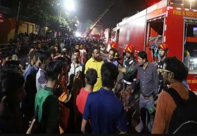 গাজীপু‌রের পর এবার কাঁটাবন মার্কেটে আগুন