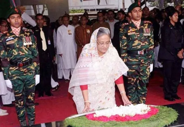 বঙ্গবন্ধুর প্রতিকৃতিতে প্রধানমন্ত্রীর শ্রদ্ধা