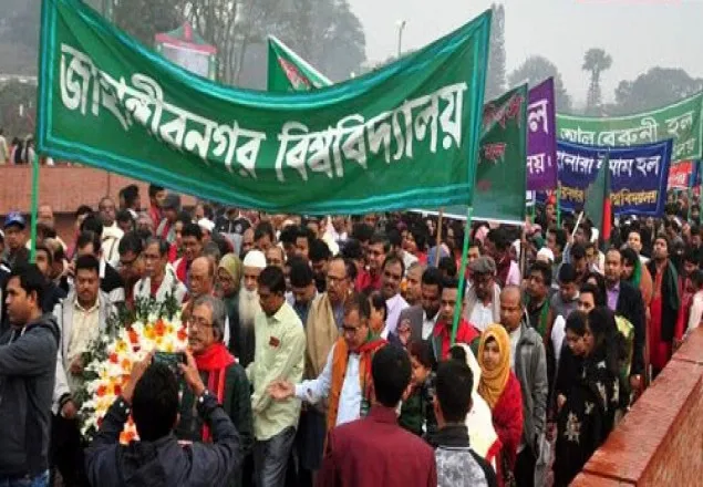 শ্রদ্ধা-ভালোবাসায় স্মৃতিসৌধে জনতার ঢল