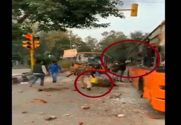 বিক্ষোভকারীদের ওপর দায় চাপাতে বাসে আগুন ধরাচ্ছে দিল্লি পুলিশ! ভিডিও ভাইরাল